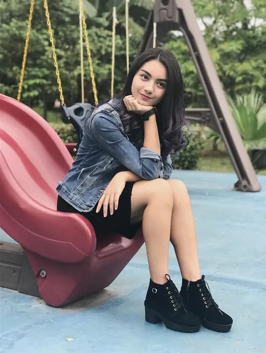 Seperti gadis remaja sepantarannya, tampilan Ersya pastinya sangat kekinian. Seperti ini misalnya, Ersya memakai jaket jeans yang dipadukan dengan dalaman baju hitam dan sepatu bootsnya yang keren banget. (Instagram/ersyaurel)