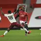 Gelandang Manchester United (MU) Paul Pogba coba diadang pemain Arsenal Thomas Partey dalam laga Liga Inggris di Old Trafford, Minggu (1/11/2020). (Shaun Botterill / Pool via AP )