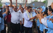 Dapat Kalungan Bunga dari Buruh PT Sejin Global Indonesia, Andra Soni Janjikan Nasib Buruh Membaik