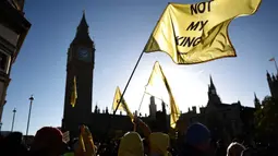 Pengunjuk rasa dari kelompok anti-monarki Republik saat berdemonstrasi menjelang Pembukaan Parlemen, di seberang Gedung Parlemen di London pada 7 November 2023. (HENRY NICHOLLS/AFP)