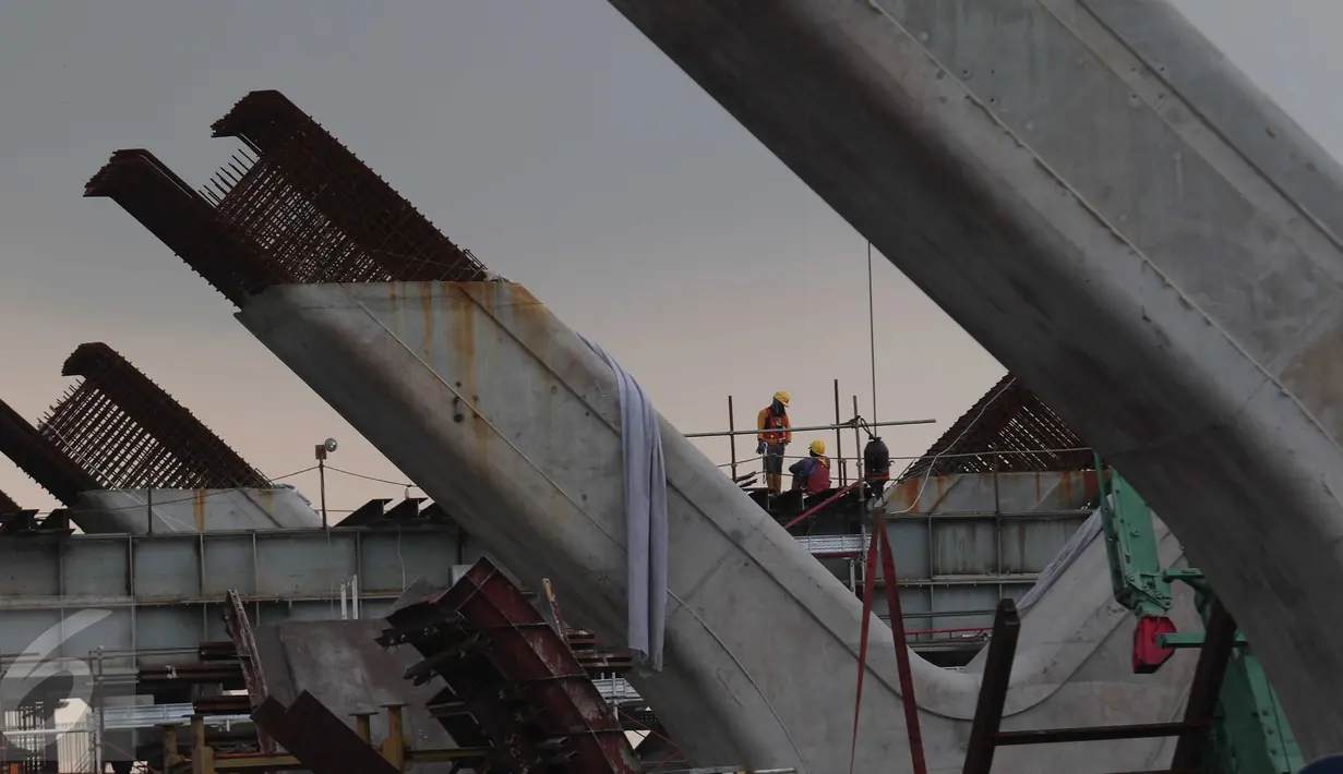 Pekerja tengah menyelesaikan proyek jalan tol Tanjung Priok, Jakarta, Selasa (8/12). Sementara untuk tahun ini, realisasi kebutuhan baja diperkirakan hanya mencapai 14 juta ton. (Liputan6.com/Angga Yuniar)