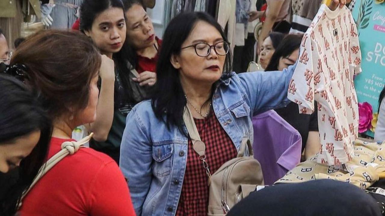 Keramaian pengunjung saat berbelanja di Little Bangkok Pusat Grosir Metro Tanah Abang, Jakarta Pusat , Selasa (23/1/2024).<br>(Foto Liputan6.com / Angga Yuniar)<br>