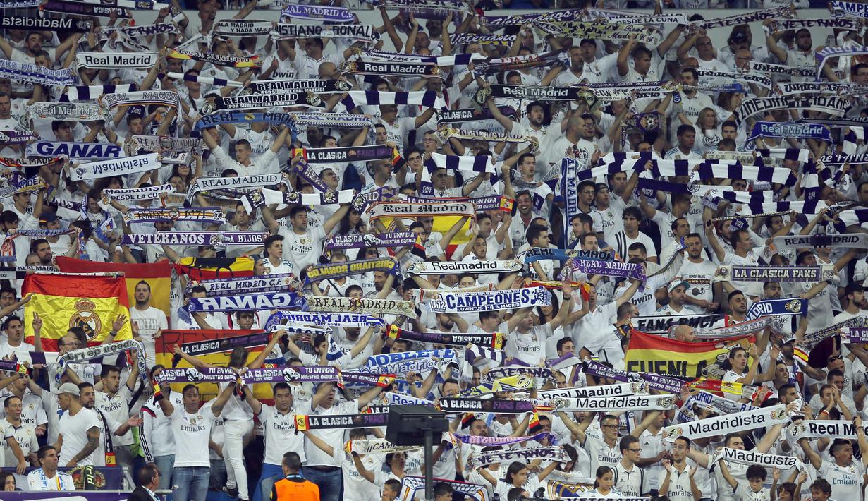 Suporter Real Madrid saat mendukung timnya melawan  APOEL Nicosia pada laga grup H Liga Champions di Santiago Bernabeu stadium, Madrid, (13/9/2017). Real Madrid Menang 3-0. (AP/Paul White)