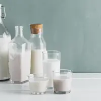 Susu sangat tinggi kadar kalsiumnya. Tetapi, jika kamu merasa mual saat minum susu, bisa banget untuk dikreasikan dengan buah-buahn ya. (Foto dok: Freepik/jcomp).