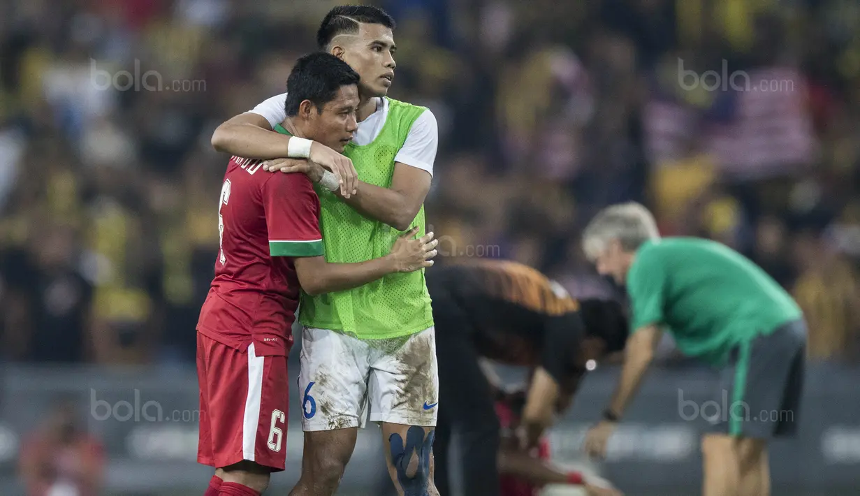 5. Para pemain Malaysia melakukan sikap sportif dengan berusaha menghibur para pemain Timnas Indonesia yang bersedih akibat kekalahan. (Bola.com/Vitalis Yogi Trisna)