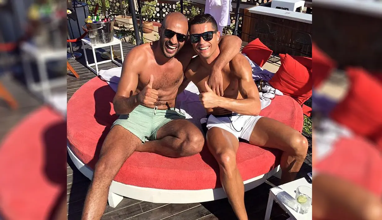 Pesepakbola Cristiano Ronaldo dikabarkan menjalin hubungan dengan atlet kickboxing asal Maroko, Badr Hari. Foto-foto mereka yang diunggah ke media sosial tampak tak biasa untuk menggambarkan kedekatan mereka sebagai seorang 'teman' saja. (dailymail.co.uk)