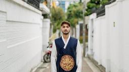 Liburan ke Negeri Gingseng, tentu kurang bila belum mengabadikan potret keren memakai hanbook. Sebuah busana adat Korea Selatan yang menjadi salah satu properti untuk foto dalam mengabadikan momen liburan. (Liputan6.com/IG/@refalhady)