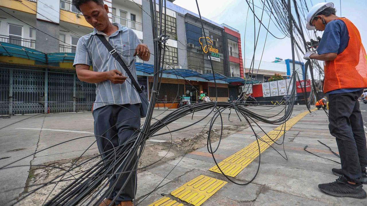 FOTO: Penertiban Kabel Udara di  Depok