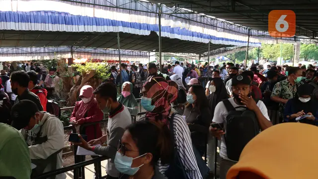 Foto: Penukaran Tiket Nonton MotoGP Mandalika Mengular, Calon Penonton Rela Antri Berjam-jam