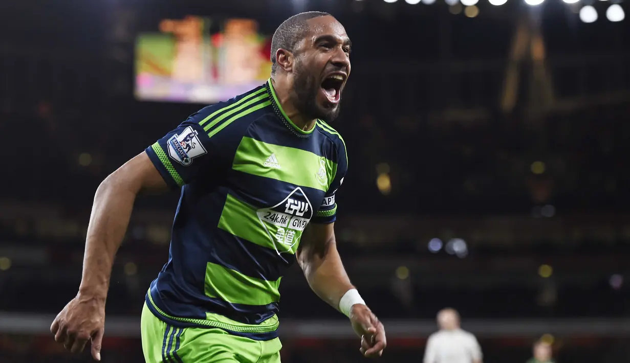 Pemain Swansea City, Ashley Williams menjadi penentu kemenangan timnya  saat melawan Arsenal  pada lanjutan Liga Inggris di Stadion Emirates, Kamis (3/3/2016). Swansea menang 2-1. (Reuters/Dylan Martinez)