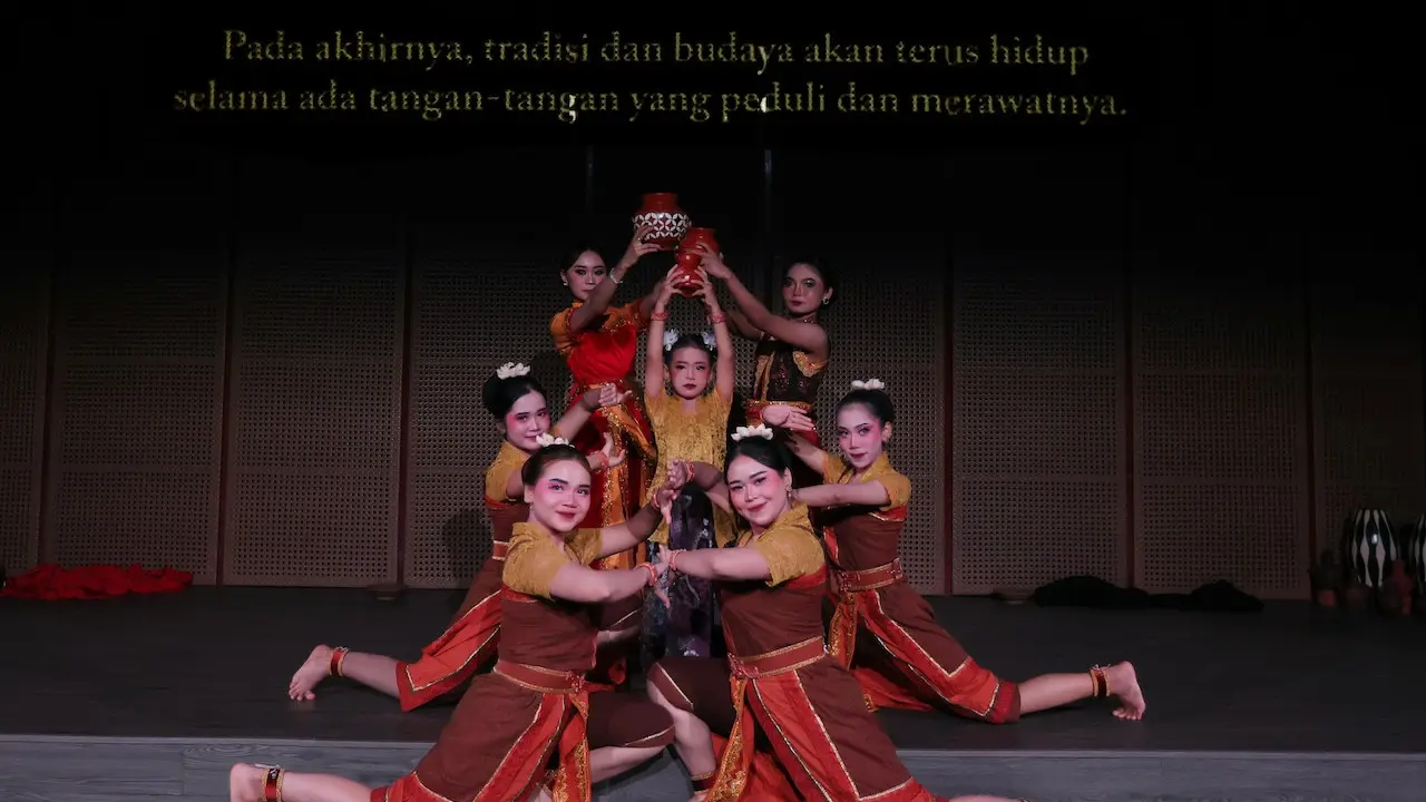 Mengangkat Semangat Gotong Royong, Tari Obah Gerabah Tampil Memukau di Galeri Indonesia Kaya