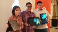 Business Development Manager AMD Indonesia Armawati Cen (kiri) dan 4P&T1 Tablet Manager Lenovo Indonesia Deddie Sionader saat merilis Lenovo Yoga 530 di Jakarta, Senin (6/8/2018). Liputan6.com/ Agustin Setyo Wardani