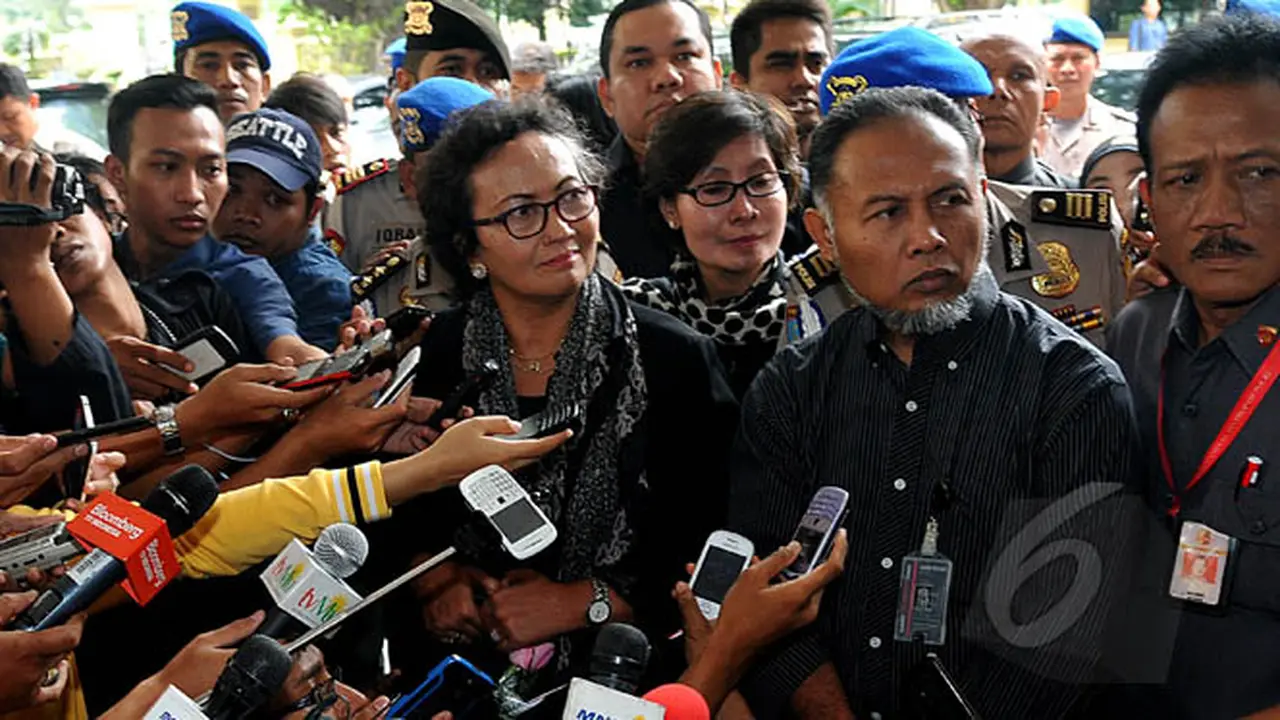 Ekspresi Bambang Widjojanto Saat Penuhi Bareskrim Polri