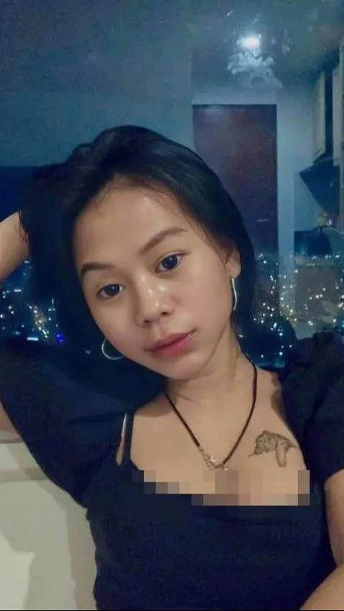 Di sekitar bahu Cimoy, ada beberapa tato dengan ukuran yang berbeda-beda.<br>