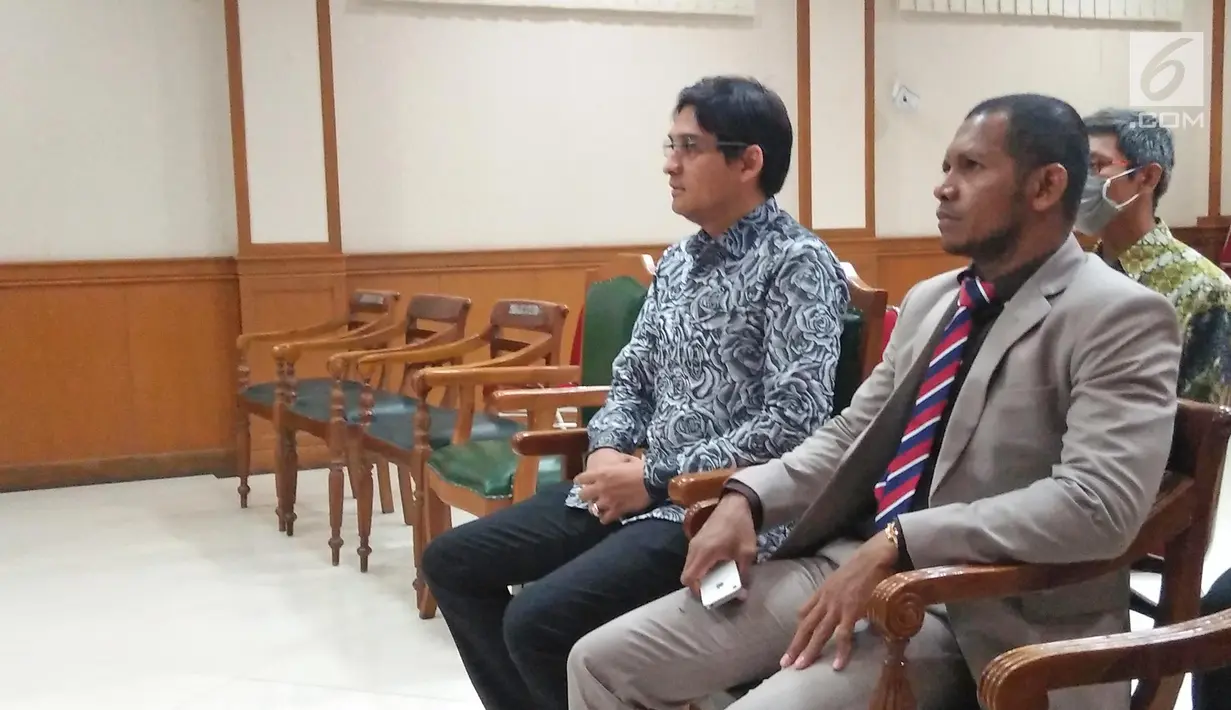 Pesinetron dan anggota DPR, Lucky Hakim didampingi kuasa hukumnya saat menjalani sidang di Pengadilan Agama Jakarta Selatan, Rabu (06/09). Kini status Lucky dan Tiara telah resmi menjadi mantan suami istri. (Liputan6.com/Herman Zakharia)
