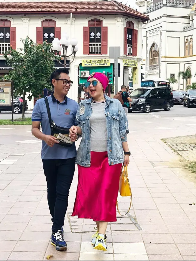 Potret Padu Padan Busana Eko Patrio dan Istri