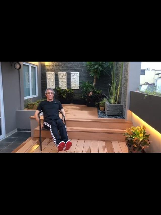 Crunch, untuk melatih otot perut. (Dok: screenshoot video dokter Michael Triangto)