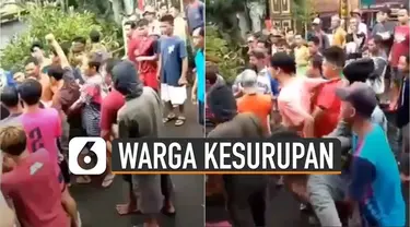 Salah seorang pria yang sedang kesurupan seperti berteriak-teriak mengatakan sesuatu hal dengan bahasa jawa.