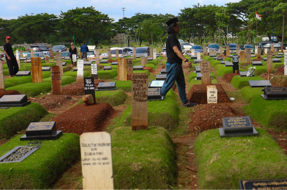 FOTO: Jakarta Krisis Makam: Warga Terpaksa Gunakan Sistem Tumpang