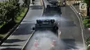 Mobil Water Cannon milik Polisi menyemprotkan Disinfektan di jalan Slipi, Jakarta, Selasa (31/3/2020). Meluasnya Covid-19 membuat petugas kepolisian Berinisiatif menyemprotkan Disinfektan menggunakan Water Cannon memutari jalan, Petamburan, Slipi Raya Jakarta Barat. (Liputan6.com/Johan Tallo)