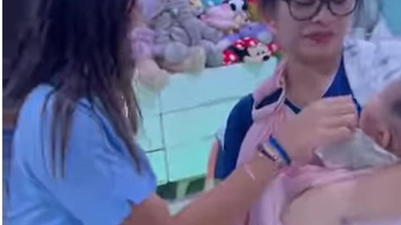 Potret Mikhayla mencubit pipi Baby Zica (Sumber: Instagram/ramadhaniabakrie.fansupdate)