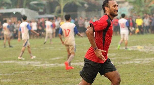 Dampak dibekukannya PSSI dan kompetisi sepak bola di Indonesia membuat para pemain dan perangkat pertandingan lainnya kehilangan penghasilan. Para pemain seperti Leonard Tupamahu, Titus Bonay, Ramdani Lestaluhu, M Taufik, dan Achmad Jufriyanto memili...