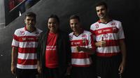 Pemilik Madura United, Achsanul Qosasi, foto bersama tiga pemain asing klubnya sebelum laga ujicoba melawan Persiba Balikpapan di Stadion Ahmad Yani, Sumenep, Sabtu (20/2/2016). Kedua tim bermain imbang 1-1. (Bola.com/Vitalis Yogi Trisna)