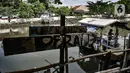 Perahu eretan bersiap menyeberangkan warga di Kali Sunter, Rawa Badak, Jakarta, Rabu (20/1/2021). Jasa perahu eretan di Rawa Badak mulai beroperasi sejak subuh hingga sore hari. (merdeka.com/Iqbal S. Nugroho)