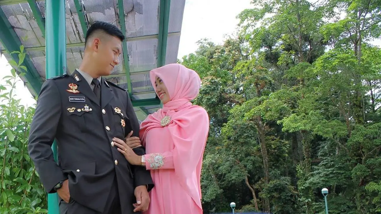 [Bintang] Tewas Tertembak di Papua, Ini 5 Momen Bahagia Berry dan Istri