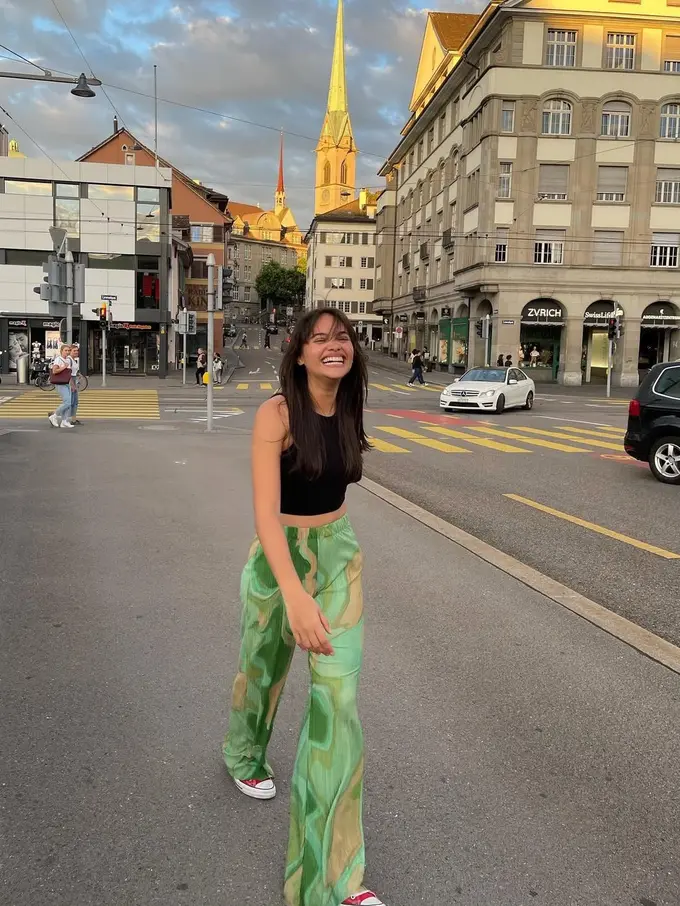 Outfit kasual ala Aurora Ribero (Instagram/@auroraribero)