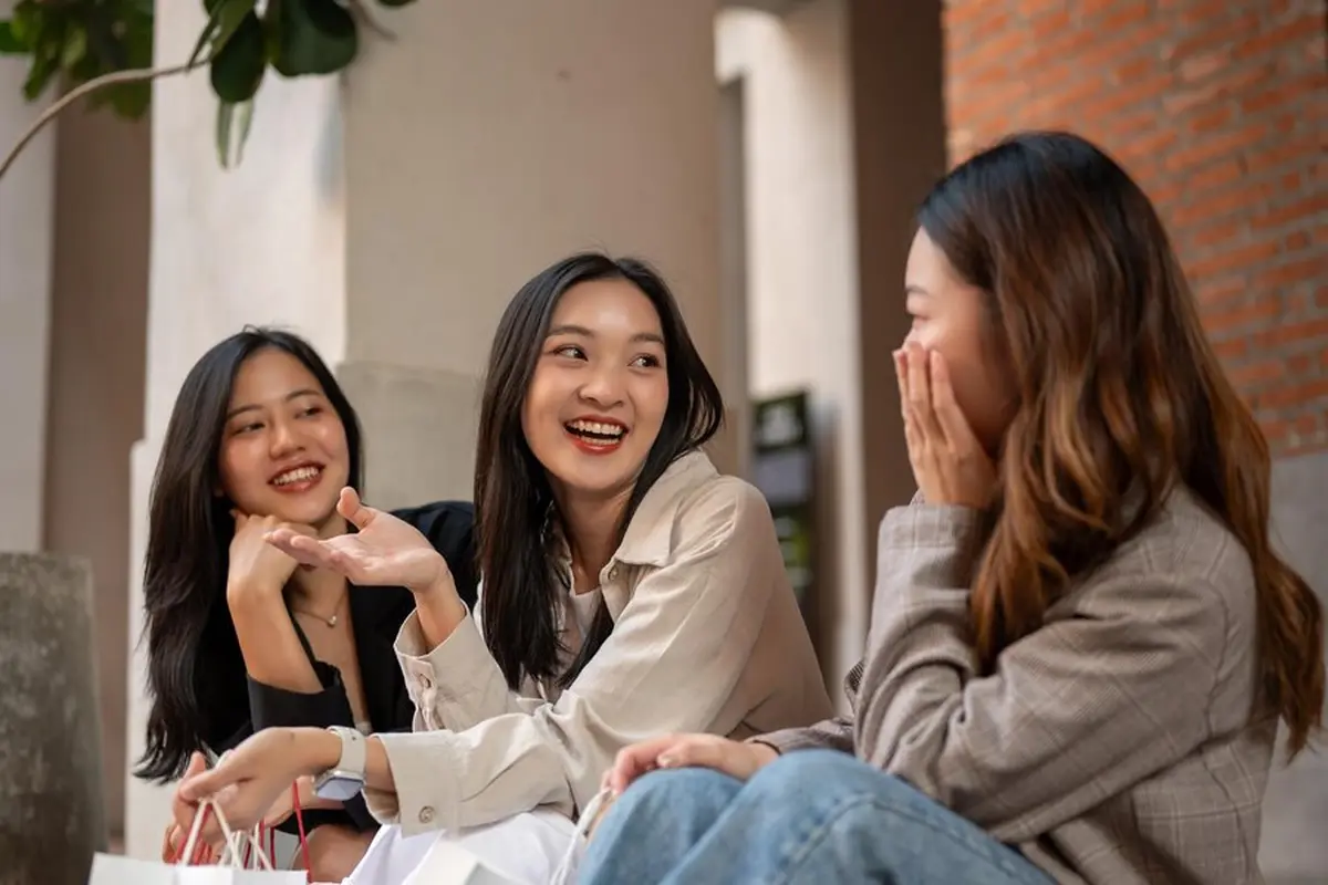 Tiga orang perempuan sedang berbincang (Foto Dok: Freepik/thanyakij-12)