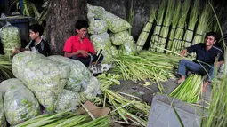 Para pedagang ini menjual kulit ketupat seharga tujuh ribu rupiah per satu ikat dengan isi 10 biji, Jakarta, Kamis, (25/7/14) (Liputan6.com/ Faizal Fanani)