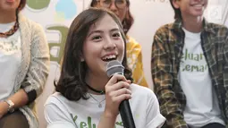 Pemain film Keluarga Cemara, Zahra JKT48 menyampaikan keterangannya saat saat syukuran menjelang syuting di kawasan Gunawarman, Jakarta, Kamis (4/1). (Liputan6.com/Herman Zakharia)