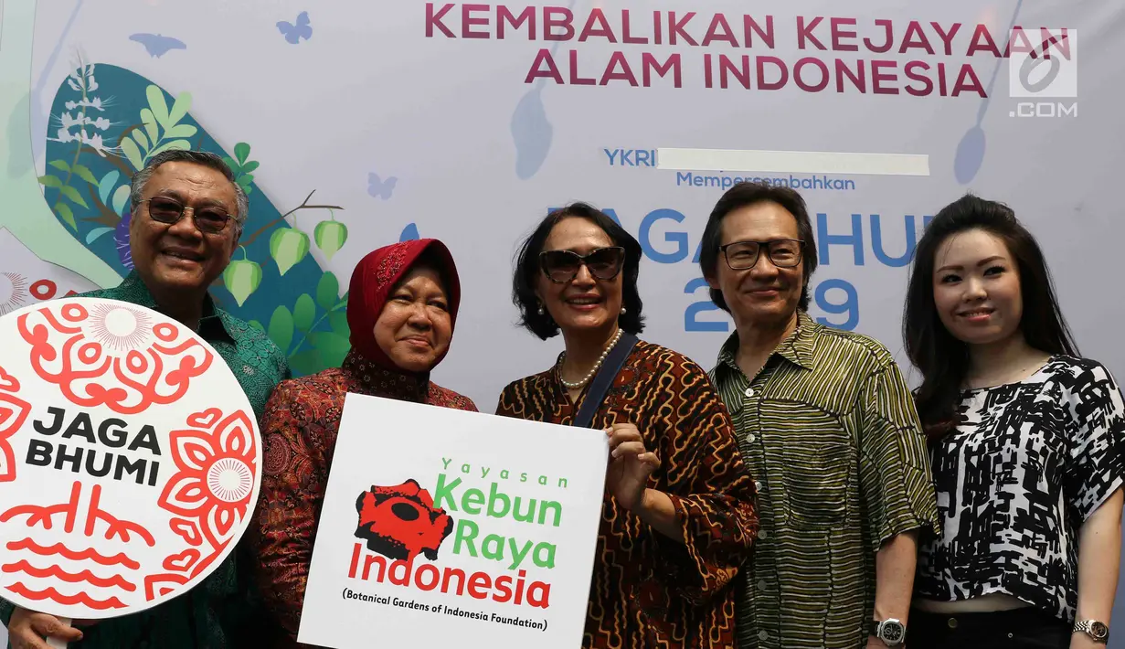 Wali Kota Surabaya Tri Rismaharini foto bersama saat peluncuran gerakan Jaga Bhumi periode ke-2 di Jakarta, Rabu (21/11). Penyelamatan plasma nutfah Indonesia melalui revitalisasi dan peningkatan jumlah kebun raya. (Liputan6.com/Immanuel Antonius)