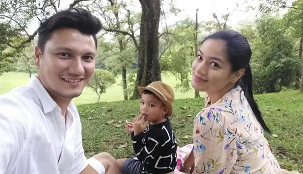 Seperti yang diketahui, Tikam dan suami memiliki profesi yang sama sebagai selebriti. Tentunya kesibukan yang padat pun selalu mengintai mereka, lantaran itu, Titi tetap berusaha memperhatikan sang anak lewat pengasuhnya. (Instagram/titi_kamall)