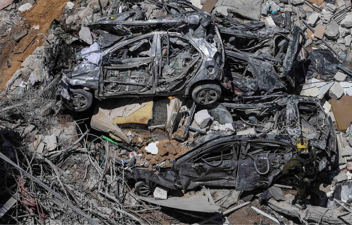 FOTO: Pemandangan Mengenaskan, Rudal Balistik Iran Hancurkan Bangunan di Kota Bat Yam Israel