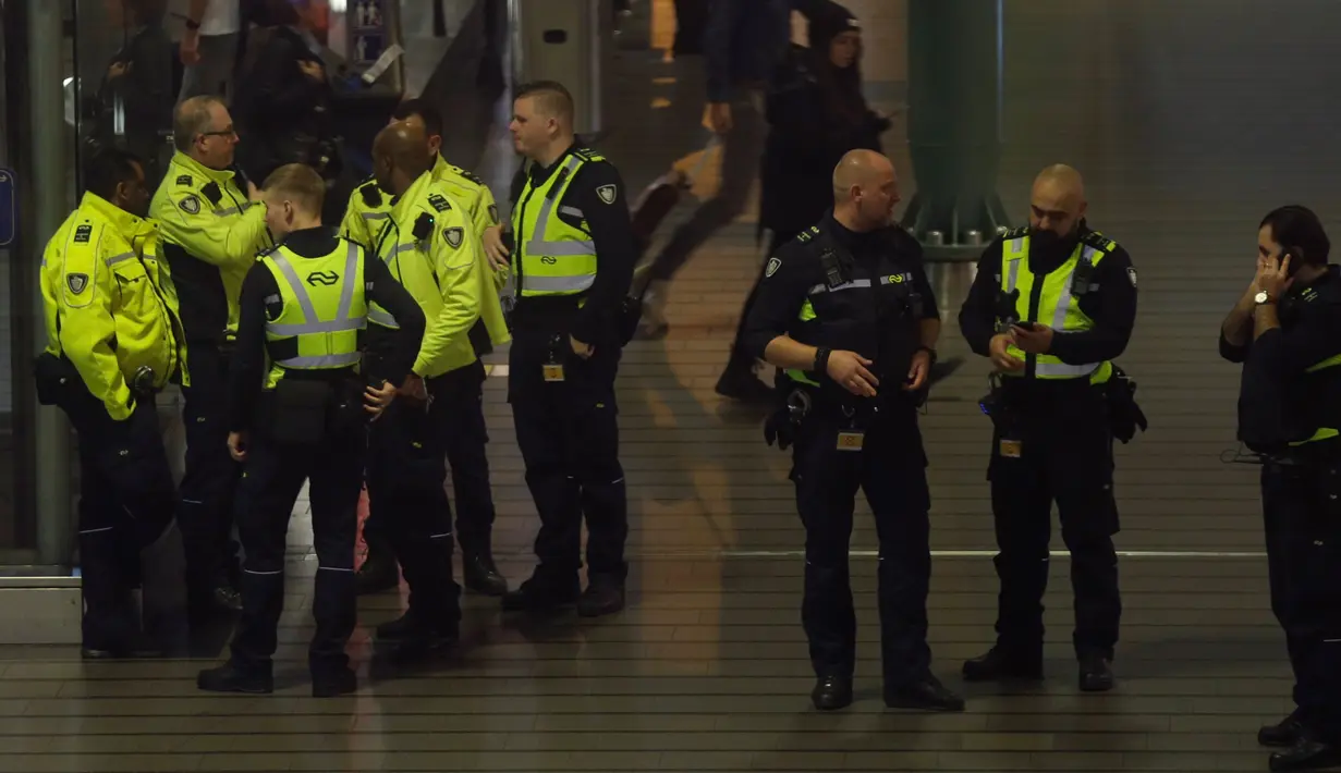 Aparat kepolisian mengecek situasi setelah alarm pembajakan pesawat berbunyi di Bandara Schiphol, Amsterdam, Rabu (6/11/2019). Pilot maskapai Spanyol, Air Europa, tidak sengaja membunyikan alarm pembajakan dari dalam pesawat sehingga memicu polisi militer mengevakuasi penumpang. (AP/Peter Dejong)
