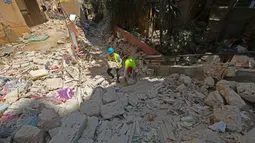 Para pekerja membersihkan reruntuhan bangunan yang rusak akibat ledakan di Beirut, Lebanon, pada 21 Agustus 2020. Warga Lebanon memulai upaya rekonstruksi menyusul ledakan pada 4 Agustus yang mengguncang Pelabuhan Beirut dan menewaskan sedikitnya 177 orang. (Xinhua/Bilal Jawich)