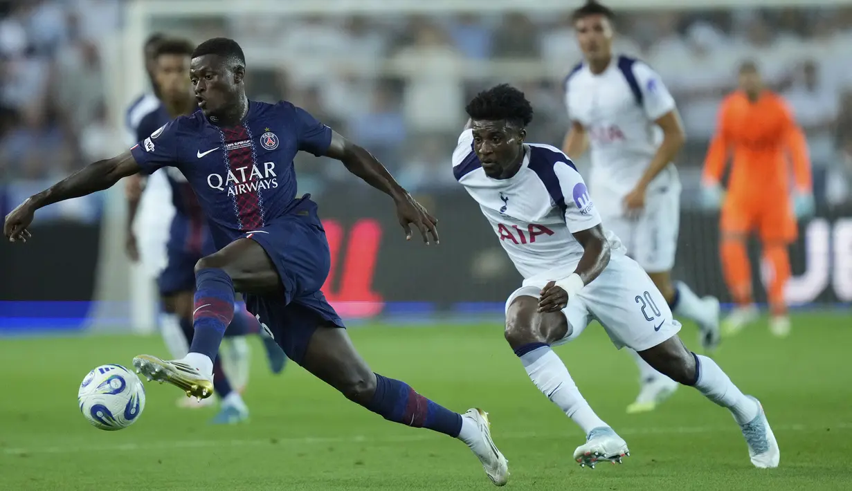 Pemian PSG, Nuno Mendes menggiring bola dibayangi pemain Tottenham Hotspur, Mohammed Kudus dalam laga final UEFA Super Cup yang berlangsung di Bluenergy Stadium, Udinese, Italia, Rabu (13/08/2025) waktu setempat. (AP Photo/Darko Bandic)