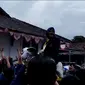 Ketua DPD Nasdem Kabupaten Garut, Jawa Barat sekaligus istri Bupati Garut Diah Kurniasari, terlihat saweran uang di halaman kantor KPUD Garut, (Liputan6.com/Jayadi Supriadin)