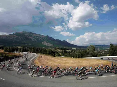 Para pebalap sedang berlomba di Etape 16 Tour de France 2015 yang berjarak 201-km dari Bourg-de-Peage menuju Gap, Prancis. (20/7/2015) (REUTERS/Eric Gaillard)