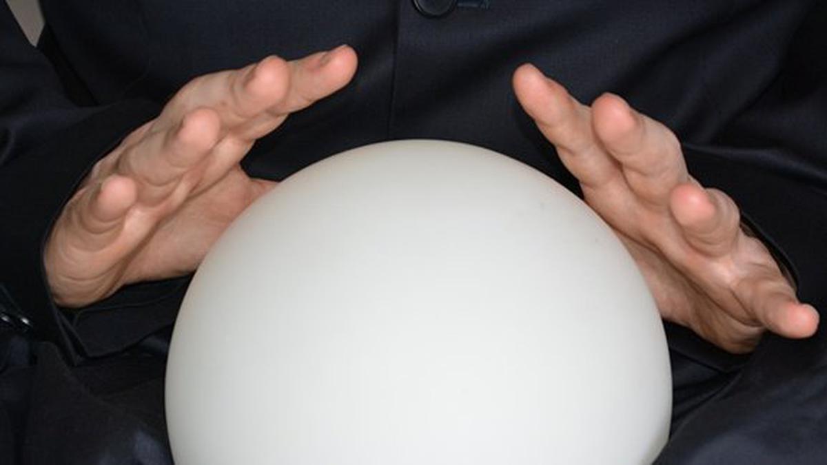 5 Peramal Dunia Ini Punya Prediksi yang Paling Akurat, Siapa Saja Sih?