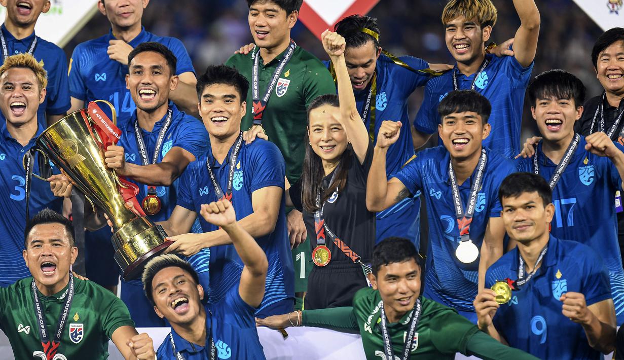 Thailand berhasil menjuarai ajang Piala AFF 2022 setelah mengalahkan Vietnam dengan agregat 3-2 di partai final pada Senin (16/01/2023). Ini merupakan gelar ke-7 bagi skuad berjuluk Gajah Perang itu. Sementara bagi Madam Pang (tengah), ini merupakan kali kedua dirinya menjuarai ajang sepak bola dua tahunan paling bergengsi di Asia Tenggara tersebut. (AP Photo/Kittinun Rodsupan)