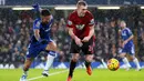 Pemain Chelsea, Kenedy (kiri) berebut bola dengan pemain  West Bromwich Albion, Darren Fletcher (kanan) pada lanjutan Liga Premier Inggris di Stadion Stamford Bridge, Chelsea, Kamis (14/1/2016) dini hari WIB. (EPA/Sean Dempsey)