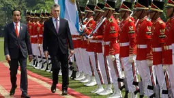 Presiden Joko Widodo berjalan bersama Presiden Argentina Mauricio Macri dalam upacara penyambutan kenegaraan di Istana Bogor, Rabu (26/6/2019). Jokowi dan Presiden Macri dijadwalkan melangsungkan pertemuan empat mata, pertemuan bilateral serta melakukan pernyataan pers bersama. (AP/Achmad Ibrahim)