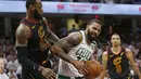 Aksi pemain Boston Celtics, Marcus Morris mencoba melewati adangan pemain Cavaliers, LeBron James pada gim keenam final wilayah timur NBA basketball di Quicken Loans Arena, (25/5/2018). Cavaliers menang 109-99. (AP/Ron Schwane)