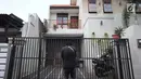 Pewarta melihat-lihat kondisi rumah Wakil Ketua KPK, La Ode Muhammad Syarif di kawasan Kalibata, Jakarta, Rabu (9/1). Sebelumnya, terjadi lemparan molotov di rumah Wakil Ketua KPK, La Ode Muhammad Syarif. (Liputan6.com/Helmi Fithriansyah)