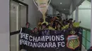 Kejutan dari suporter yang mendukung Bhayangkara FC saat sesi latihan di Stadion Patriot Bekasi, Sabtu (11/11/2017). Latihan tersebut jelang melawan Persija. (Bola.com/Nicklas Hanoatubun)