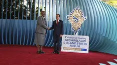 Presiden Joko Widodo atau Jokowi (kanan) berjabat tangan dengan Wakil Perdana Menteri Fiji Manoa Kamikamica setibanya di lokasi KTT AIS Forum 2023 di Nusa Dua, Badung, Bali, Rabu (11/10/2023). (AP Photo/Firdia Lisnawati)
