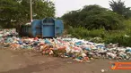 Akibat libur panjang terjadi penumpukan sampah di kawasan Sungai Panas, Batam. Sampah yang menumpuk hingga kebibir jalan menimbulkan bau yang tidak sedap.